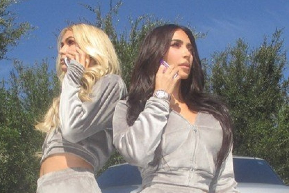 Kim Kardashian escolheu a amiga Paris Hilton para estrelar a campanha da nova coleção de sua marca