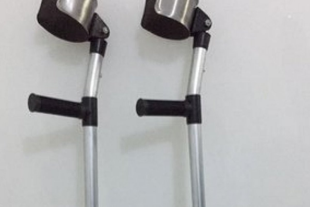 Suspeito de tráfico de drogas abandona muletas e corre após aproximação de policiais