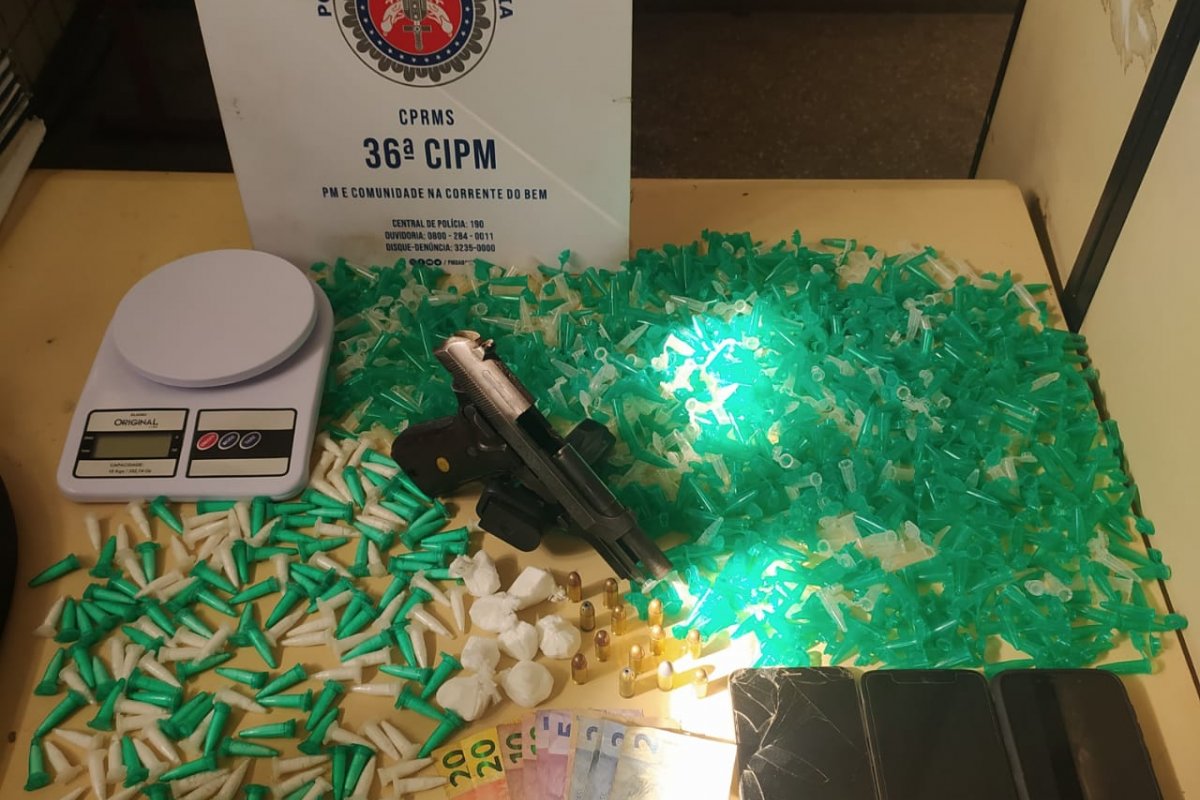 PM prende traficante com drogas e pistola em Dias D'Ávila