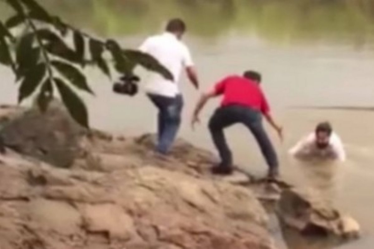 Vídeo: Candidato perde equilíbrio e cai dentro de rio durante gravação para campanha eleitoral