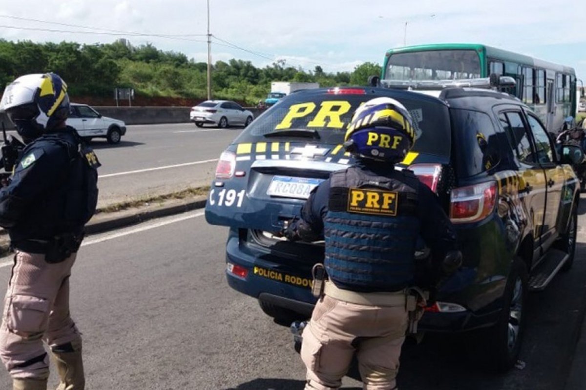 Com mandado de prisão em aberto por roubo, homem é preso ao ser abordado em rodovia na Bahia