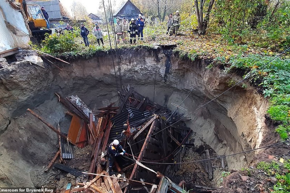 Cratera se abre no chão e engole casa inteira na Rússia