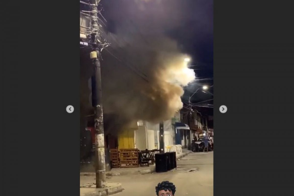 Lanchonete é atingida por incêndio na Praça da Revolução, no bairro de Periperi