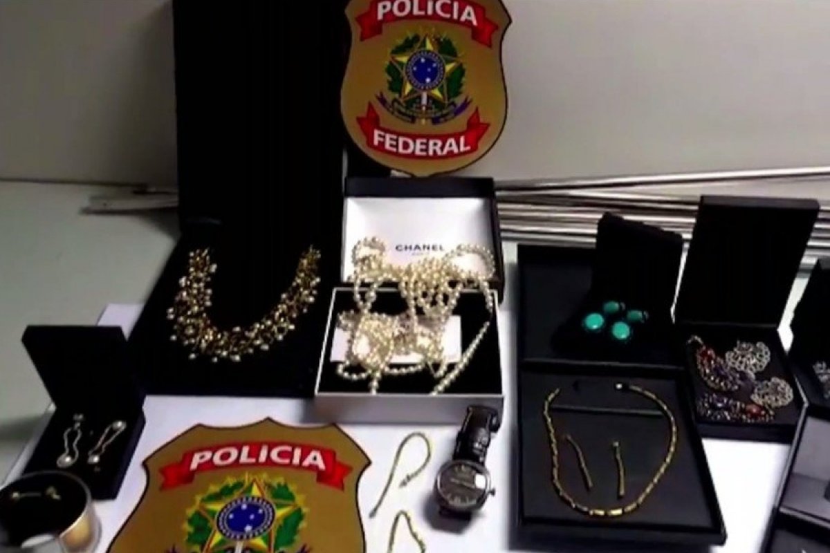 Joias de Adriana Ancelmo vão a leilão no Rio