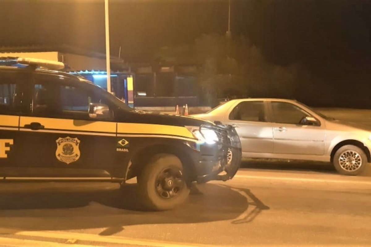 PRF apreende carro adulterado em Jequié, na Bahia