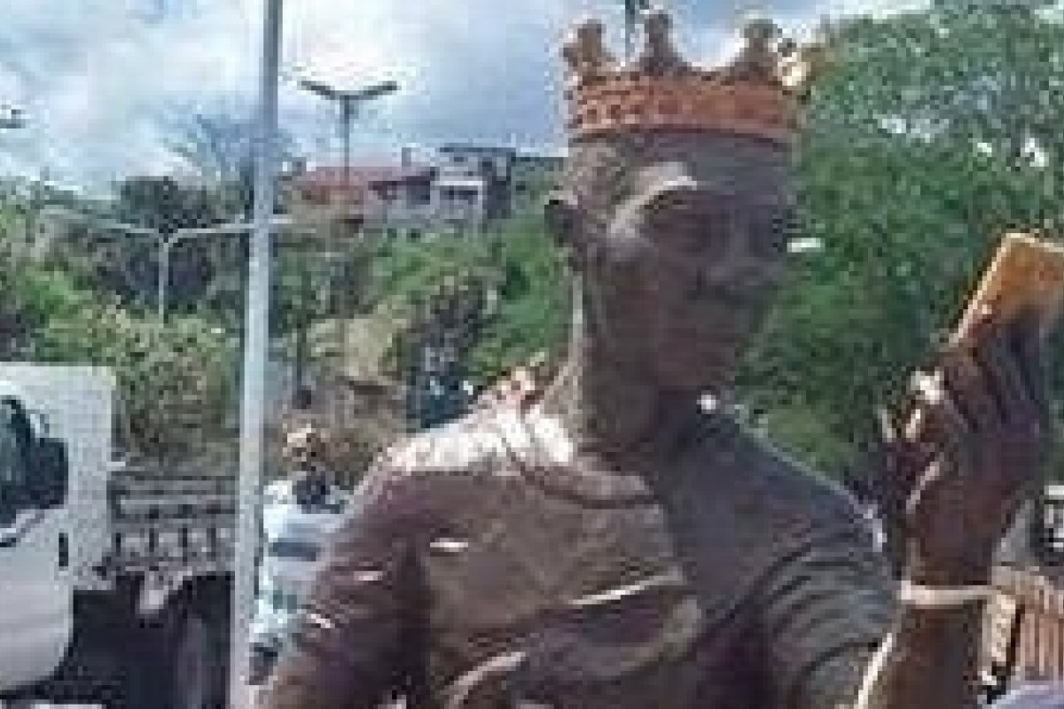 Carlinhos Maia desabafa após estátua em sua homenagem ser retirada por pressão popular