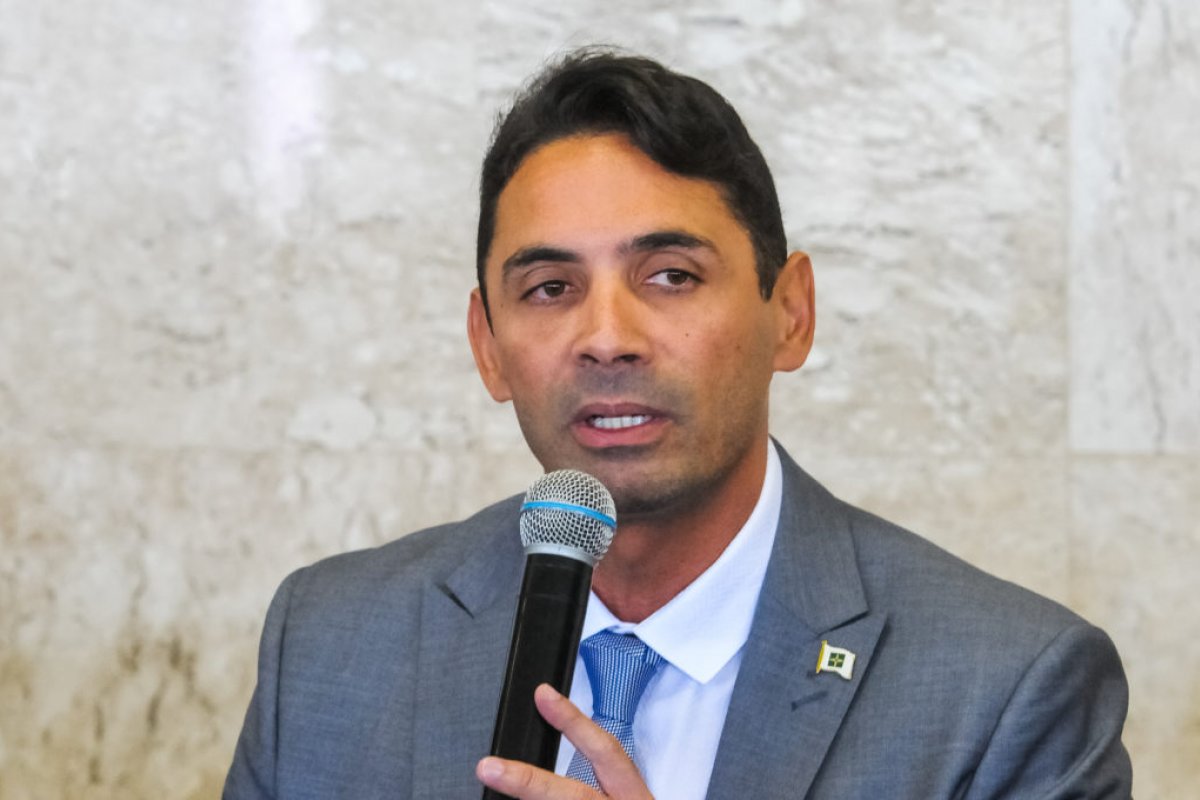 Ricardo Tavares deixa prisão usando tornozeleira