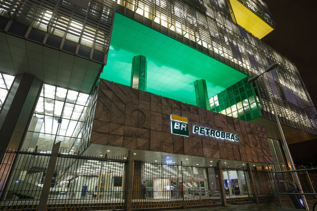 Petrobrás produz mais combustíveis  e começa a dar sinais de recuperação da crise provocada pela pandemia de covid-19.