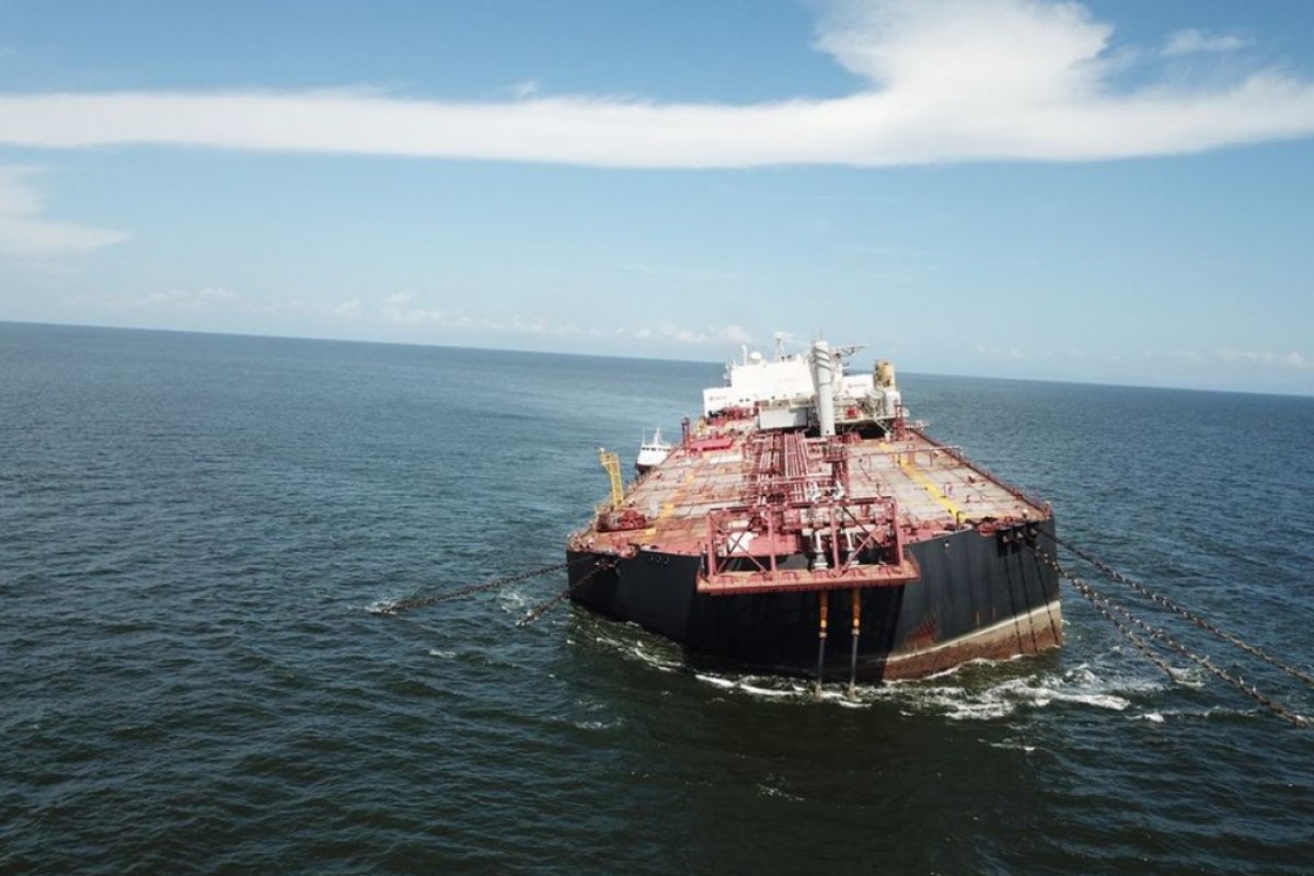 Navio com mais de 1 milhão de barris de petróleo corre risco de afundar