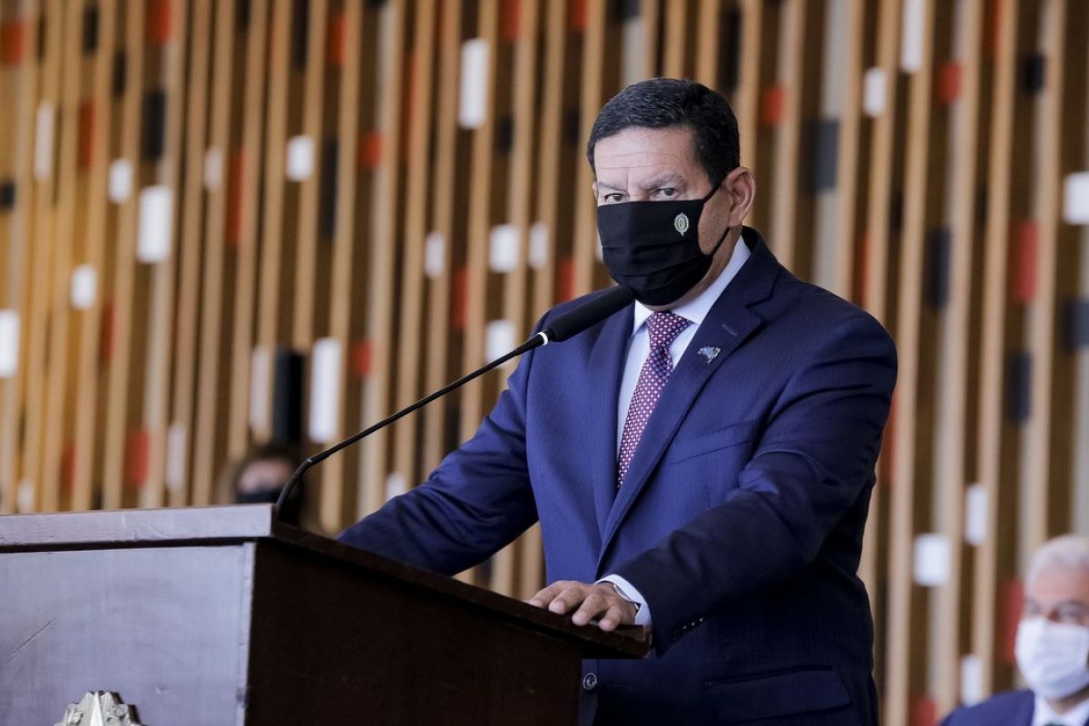 Operação Verde Brasil deve prosseguir até final de 2022, diz Mourão