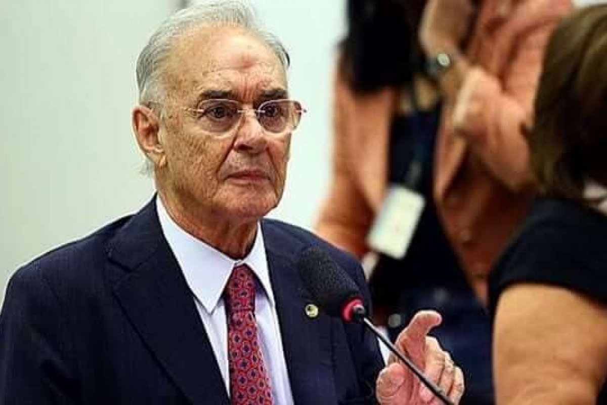 Morre aos 83 anos o senador Arolde de Oliveira