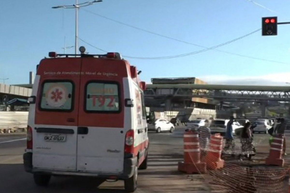 Pedestre fica ferido após ser atropelado na Avenida ACM, em Salvador