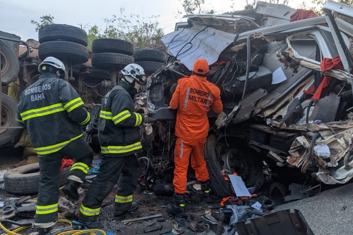 Colisão de carretas na BR-020, oeste da Bahia, deixa uma pessoa morta
