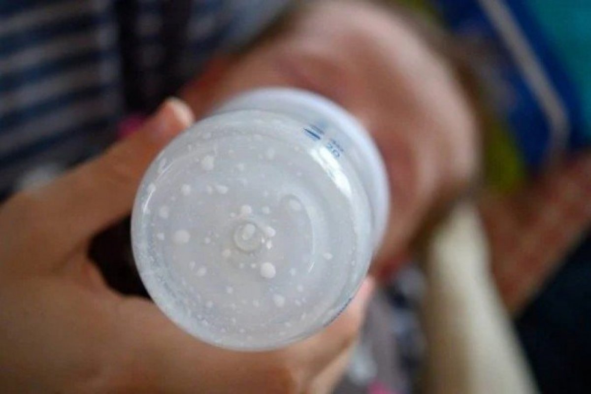 Bebês podem estar consumindo milhões de microplásticos diariamente, indica estudo
