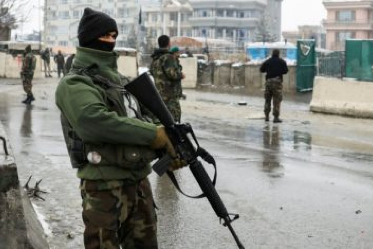 Afeganistão: Ataque aéreo atinge mesquita e deixa 12 mortos e 14 feridos