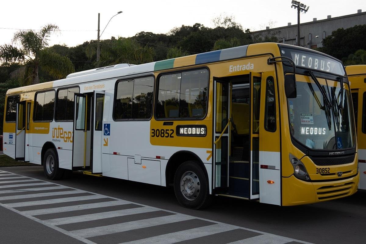 Homem armado assalta ônibus em Salvador