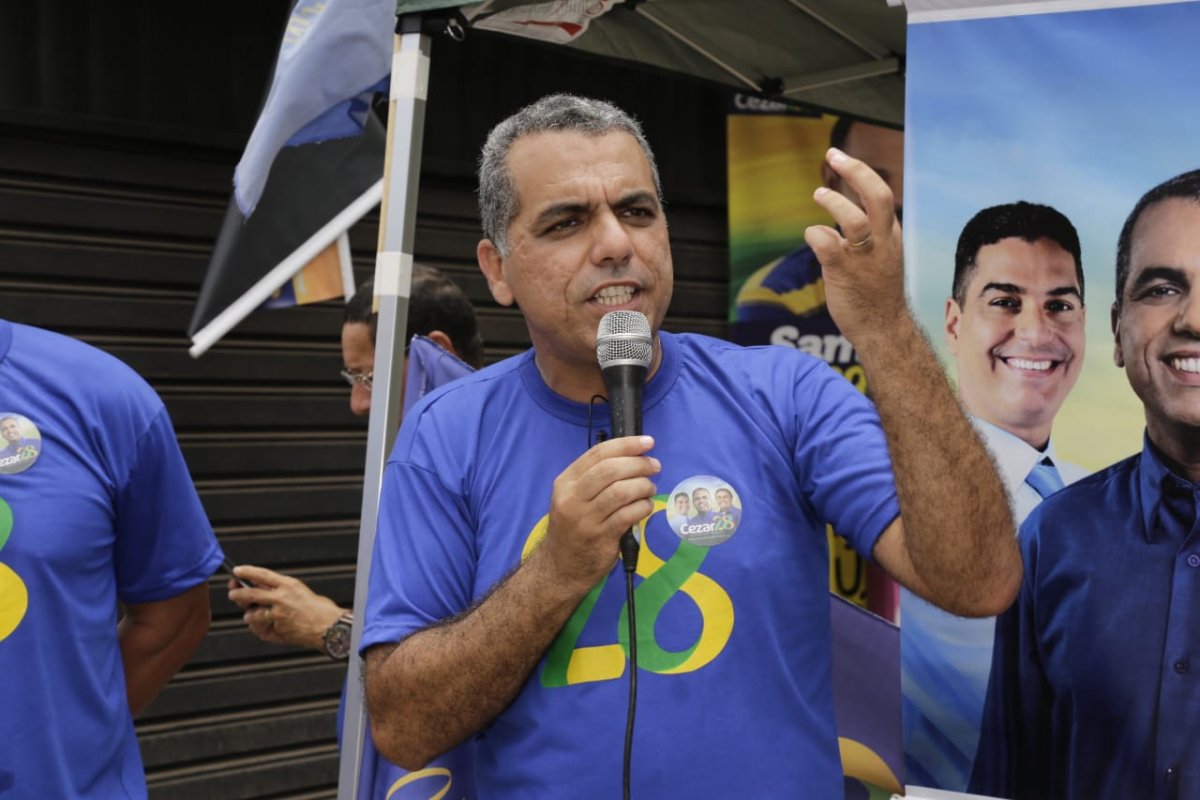 Vídeo: Sem tempo de TV, candidato a prefeito fala direto com eleitores nas ruas