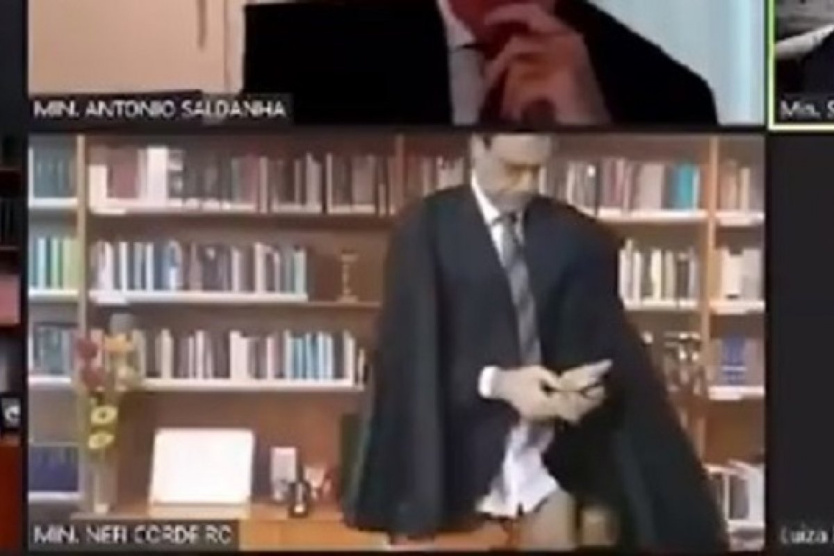 Vídeo: ministro do STJ é flagrado sem calça durante sessão virtual