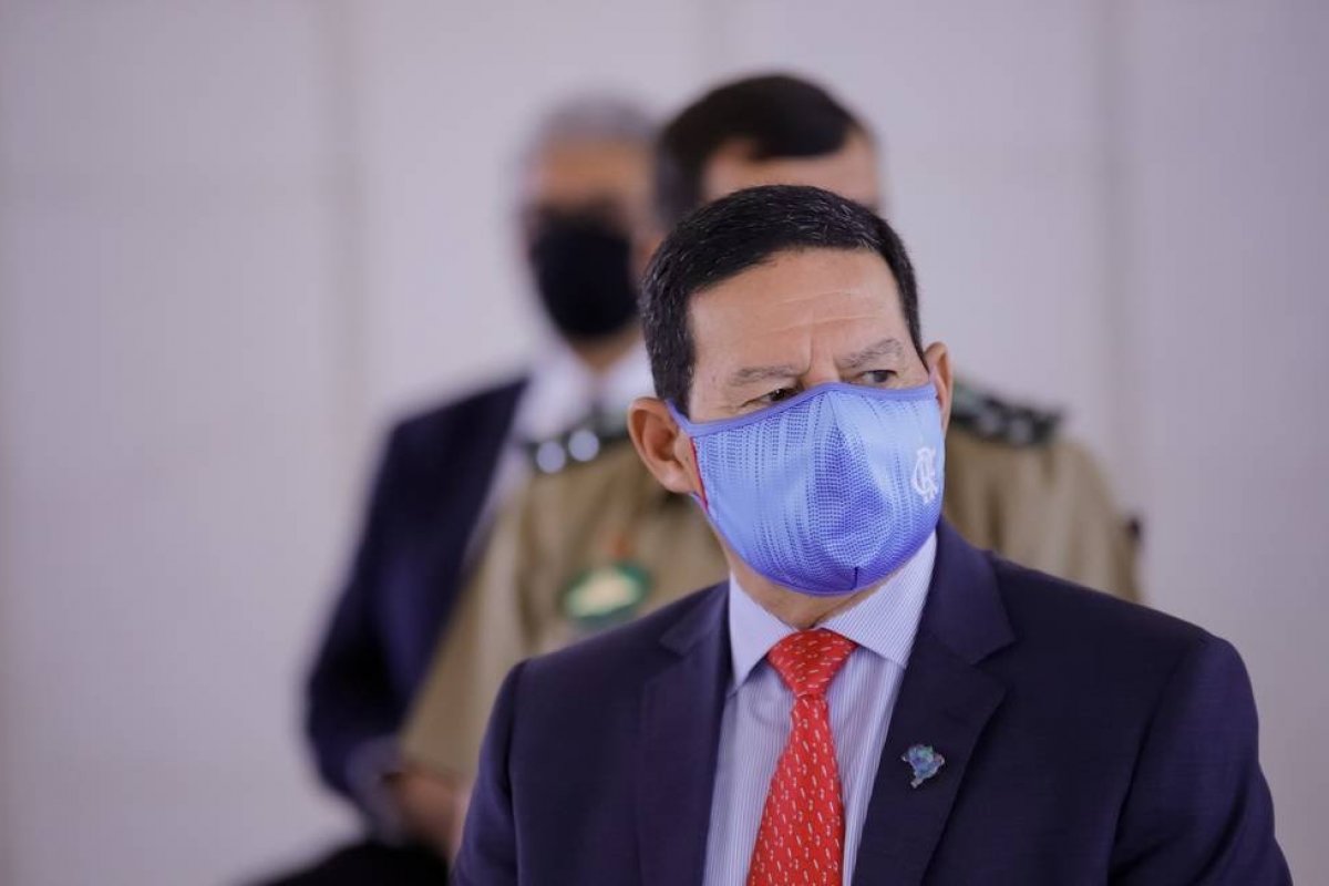 Vice-presidente afirma que estados poderão comprar vacina Coronavac 'por conta própria'