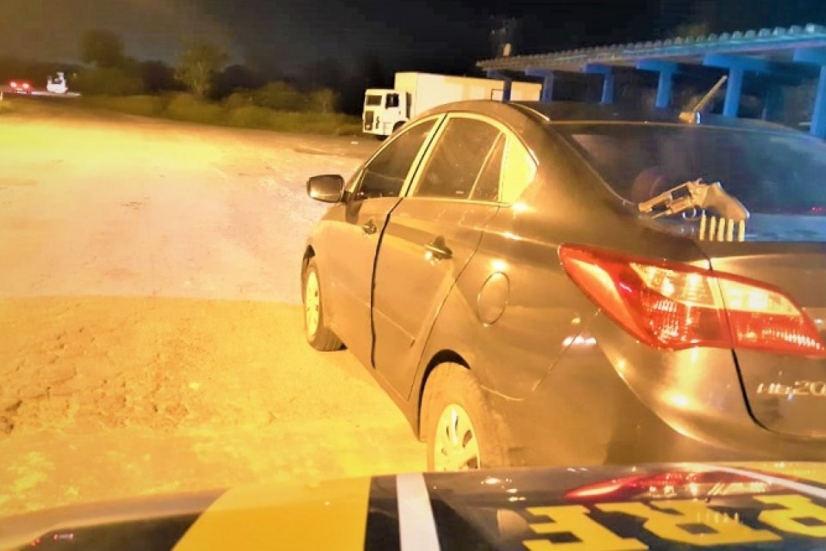 PRF-BA recupera carro roubado e apreende arma e munições na BR 101
