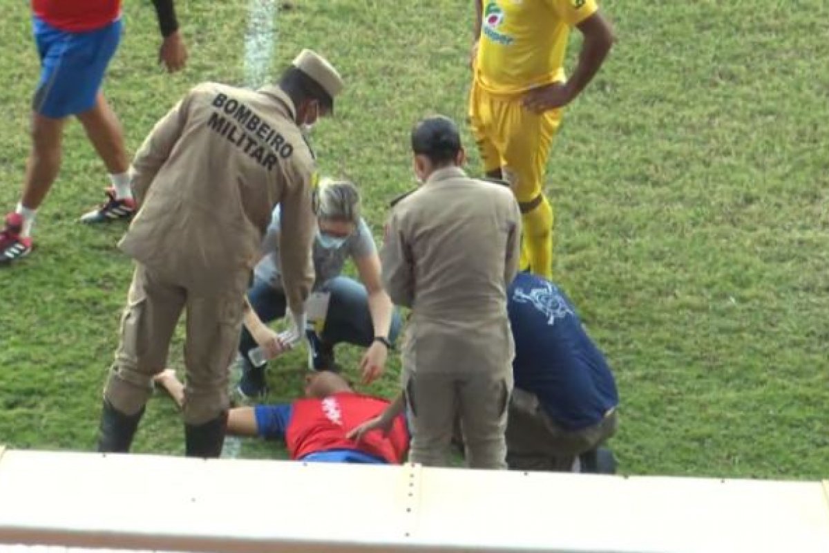 Jogadores do mesmo time trocam socos em partida pela série D