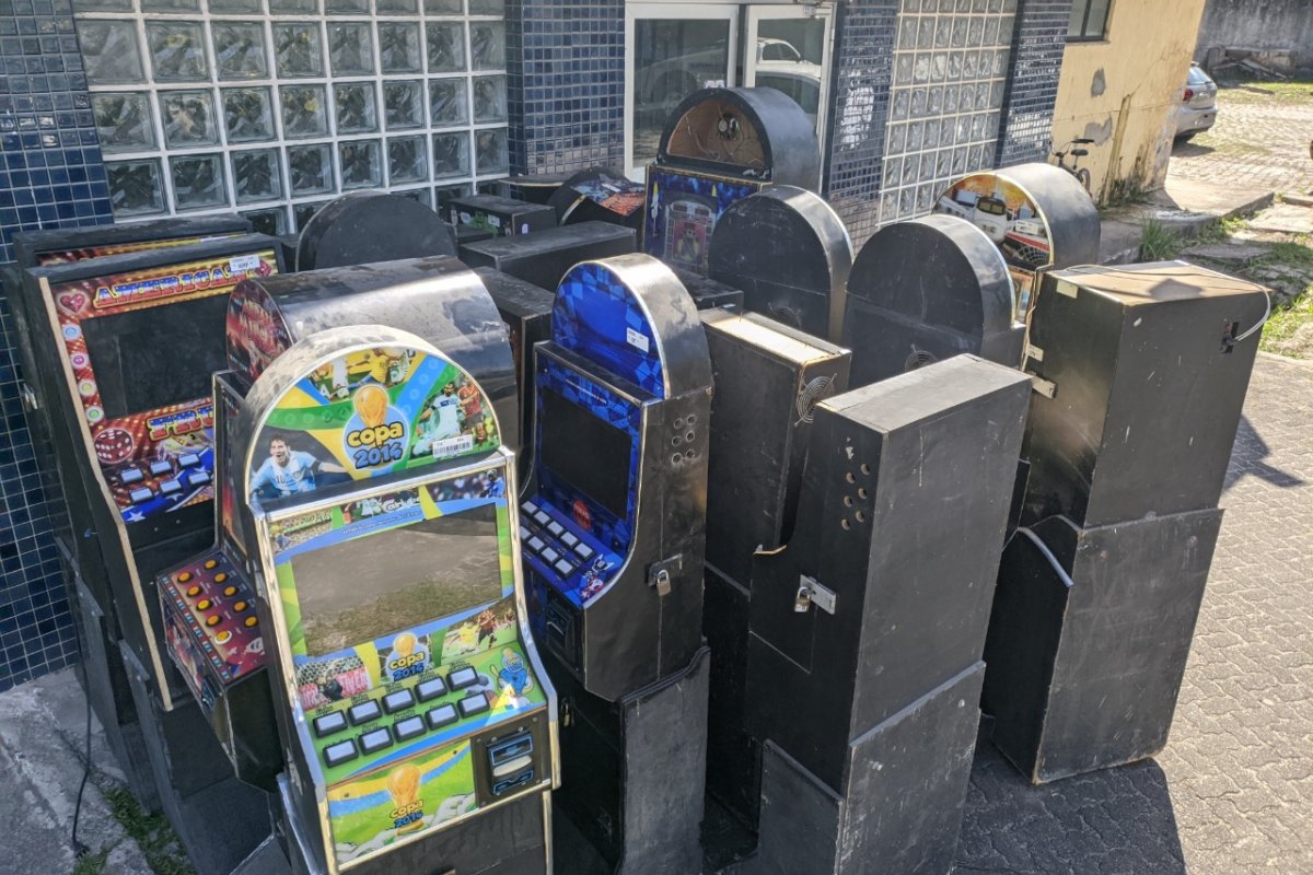 PM apreende vinte máquinas caça-níqueis no Centro de Dias D’Ávila