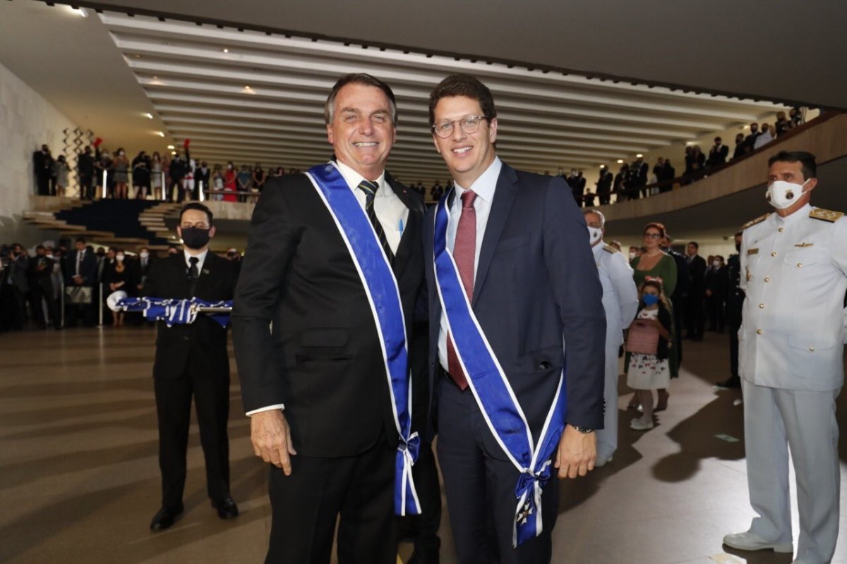 Salles recebe das mãos de Bolsonaro condecoração por "serviços meritórios"