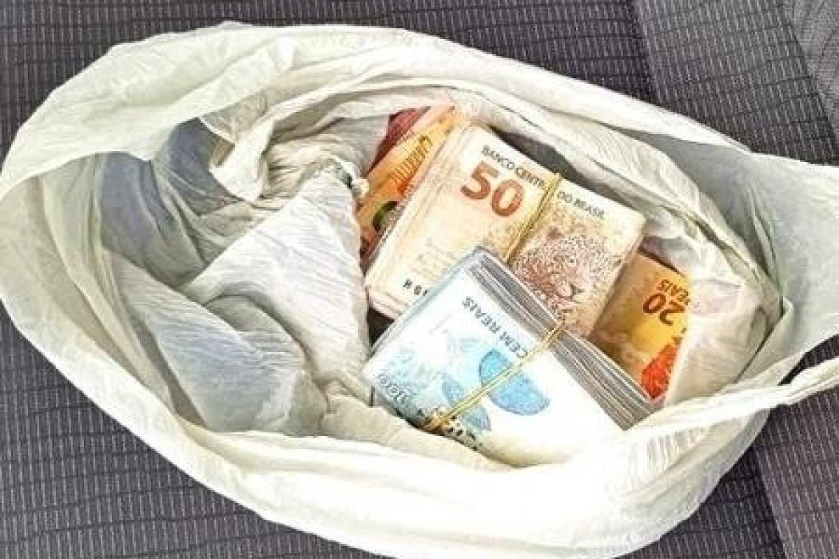 Candidato a vereador em Sergipe é flagrado com saco de dinheiro na cueca