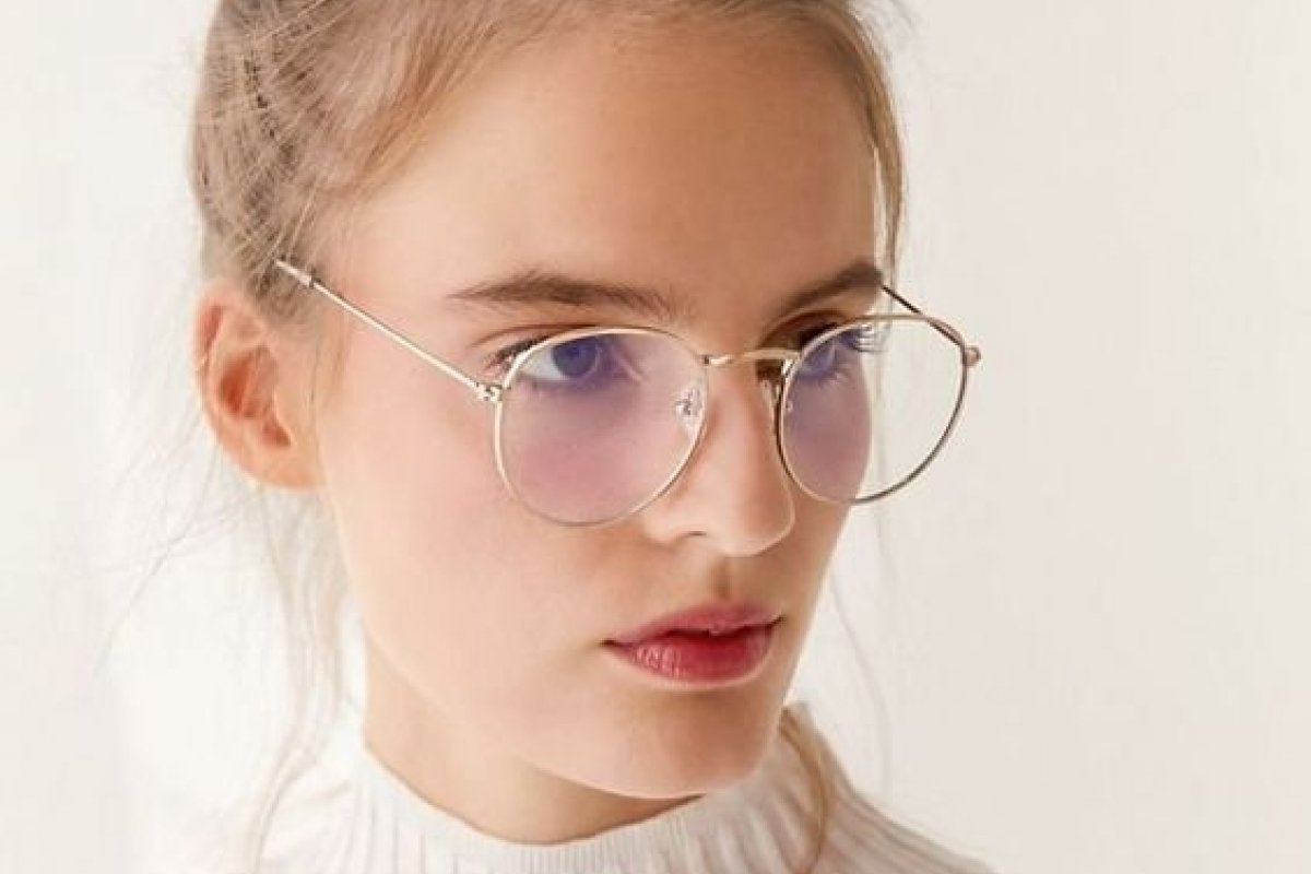 Óculos de grau dourados são os preferidos do momento