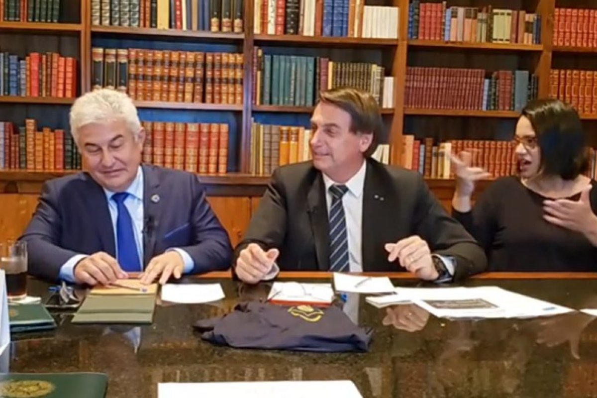 "Pandemia serviu para revelar ditadores, hipócritas, idiotas e boçais", diz Bolsonaro