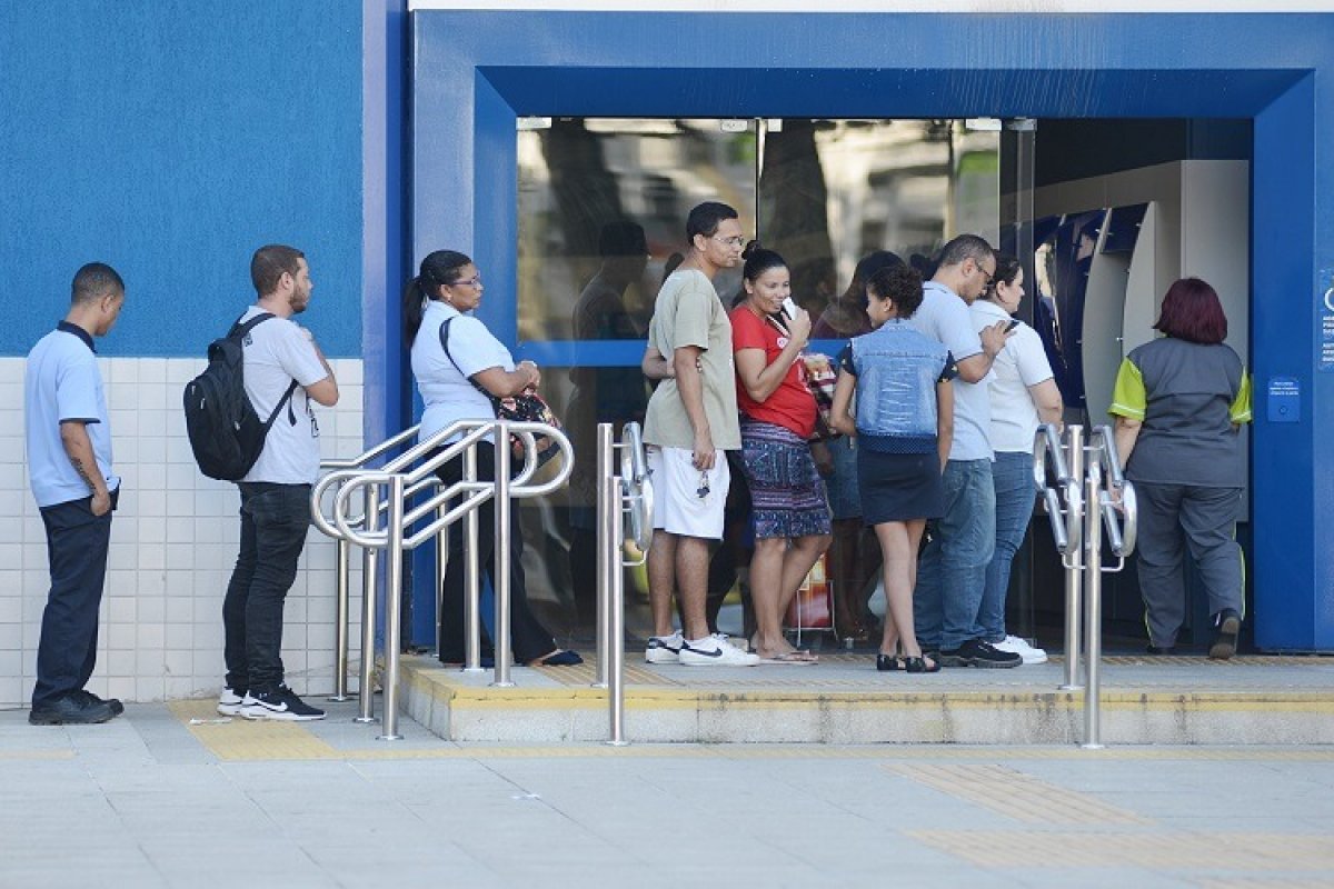 O desgastante horário reduzido de bancos