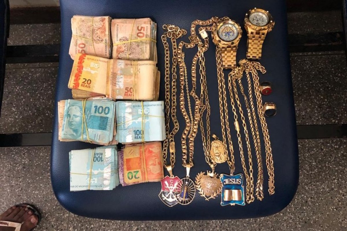 Integrante de facção no RJ é achado com dinheiro e joias em hotel de Salvador