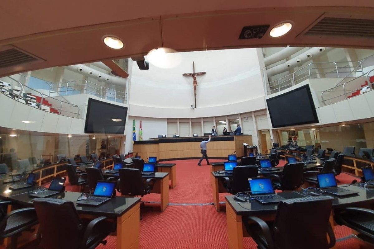 Tribunal se reúne para decidir sobre aceitação do pedido de impeachment do governador de SC