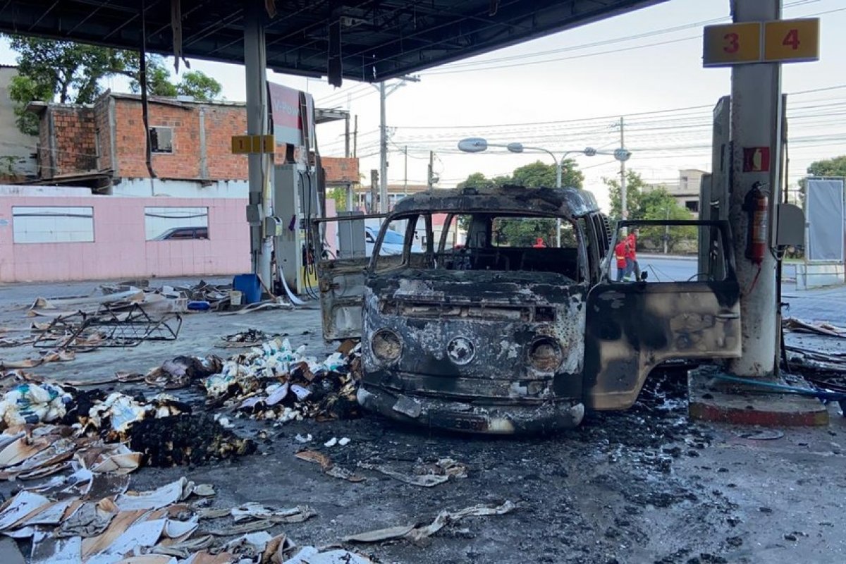 Carro pega fogo e destrói posto de combustível em Salvador