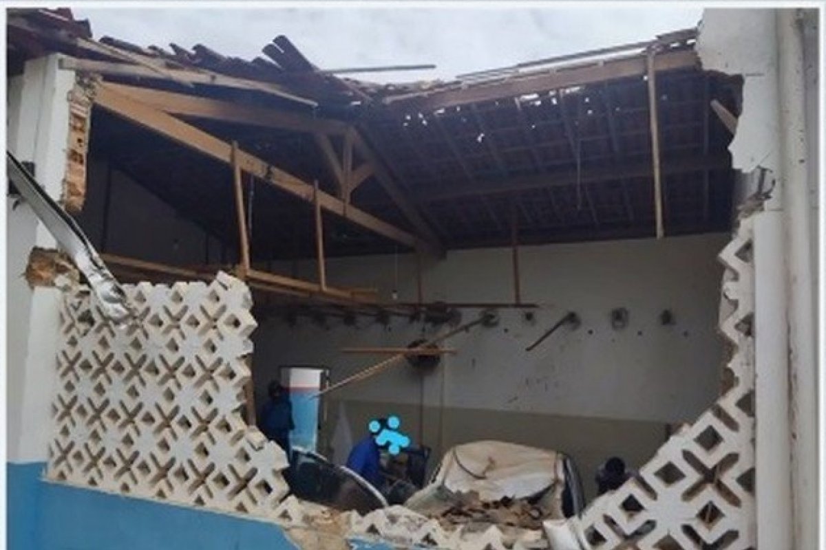 Homem perde controle de direção de carro, e veículo cai dentro de escola na Bahia