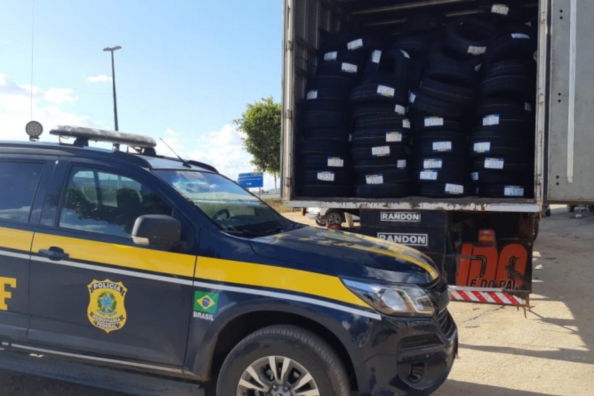 PRF-BA apreende caminhão com carga roubada de pneus na BR 116