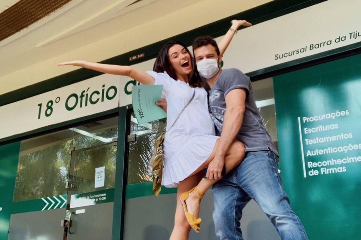Atriz se casa com o filho de Regina Duarte no Rio sem avisar a sogra