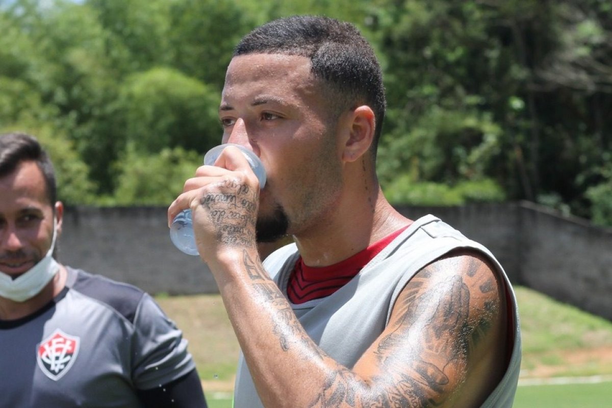Jogadores do Vitória se reapresentam para iniciar a preparação para  enfrentar o Botafogo-SP 