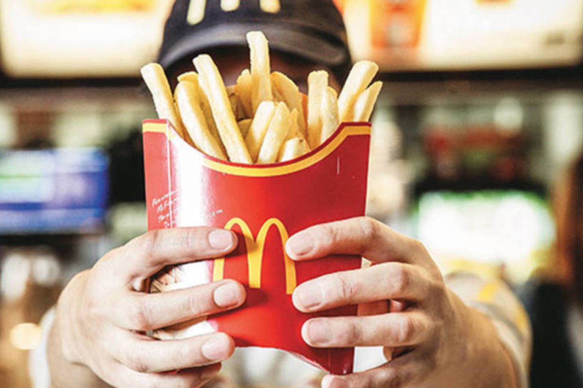 Rede de Fast Food oferece batata frita grátis para clientes que comprarem pelo drive-thru