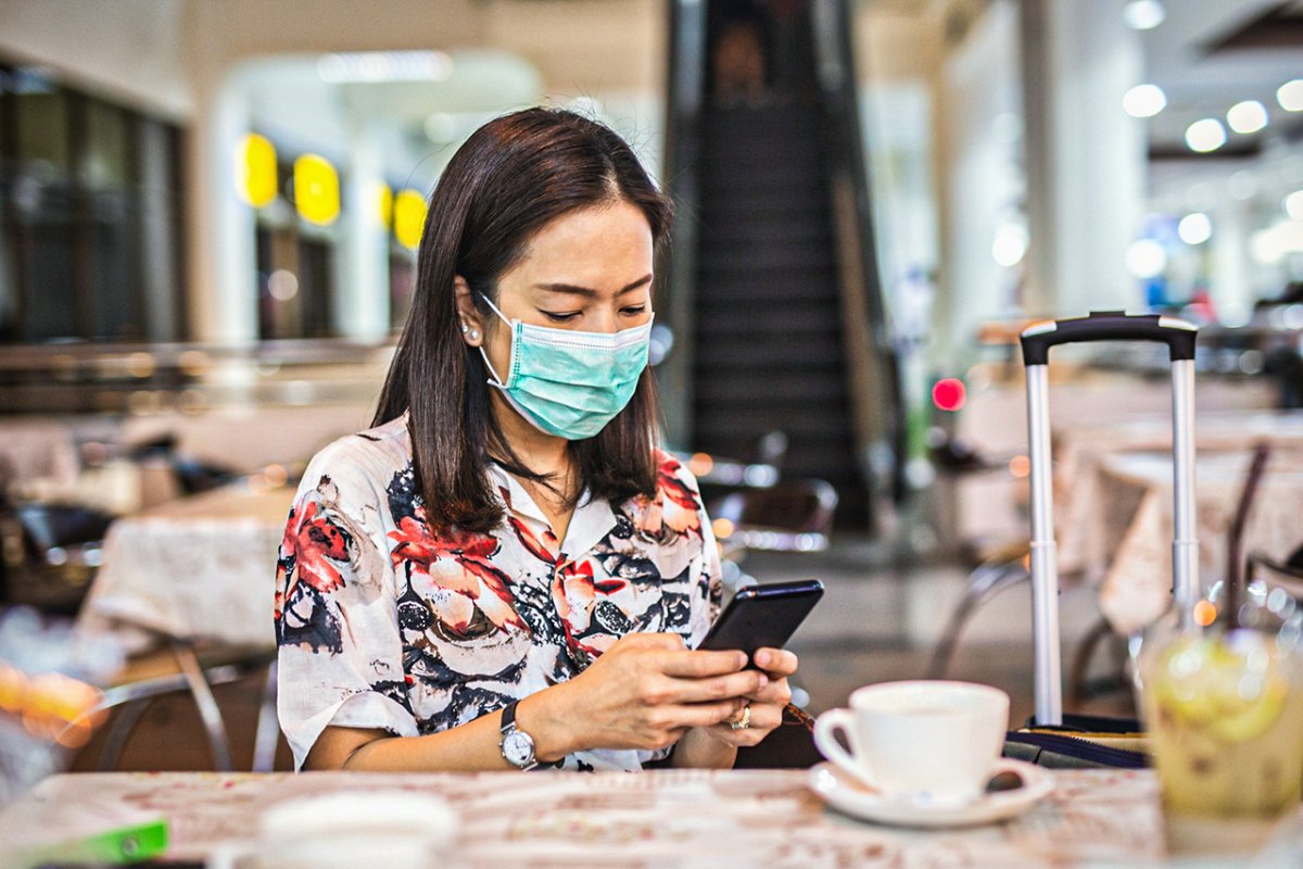 Infectologista fala sobre o que fazer com a máscara na hora de comer