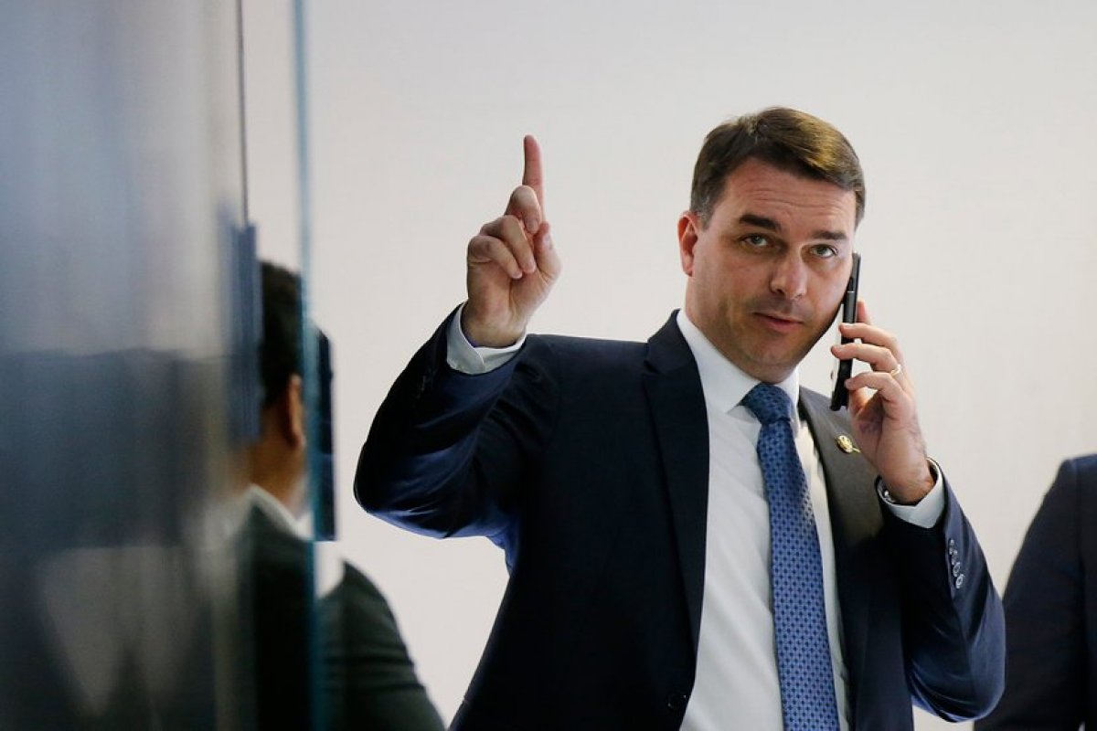 "Qualquer familiar de Bolsonaro pode acionar GSI contra investigação irregular", diz advogado de Flávio