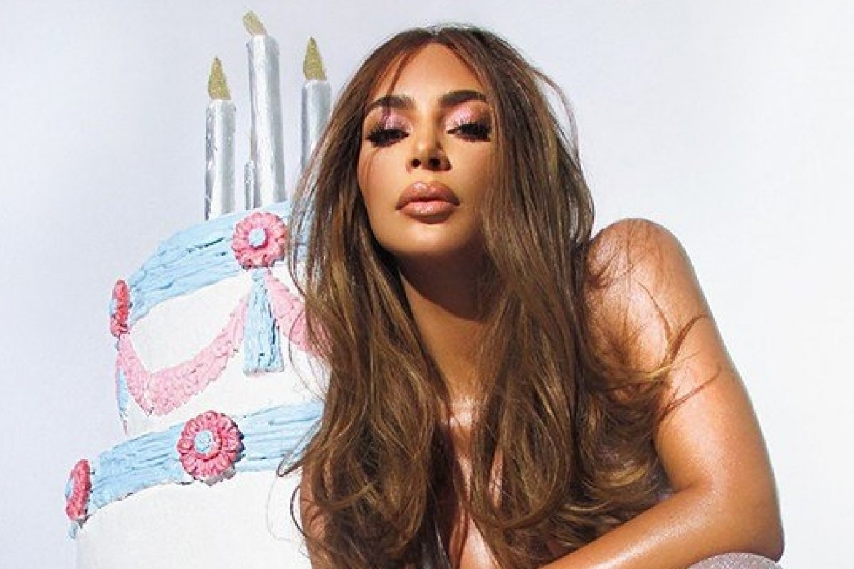 Kim Kardashian comemora aniversário com nova coleção de maquiagem