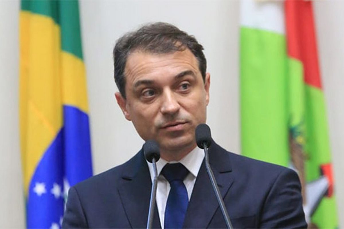Governador de Santa Catarina é afastado do cargo