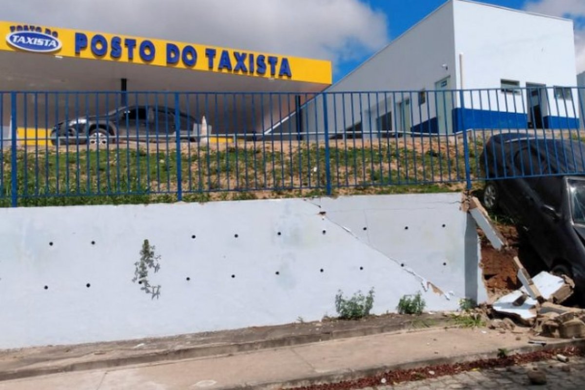 Motorista perde controle de carro em posto de combustível no interior baiano