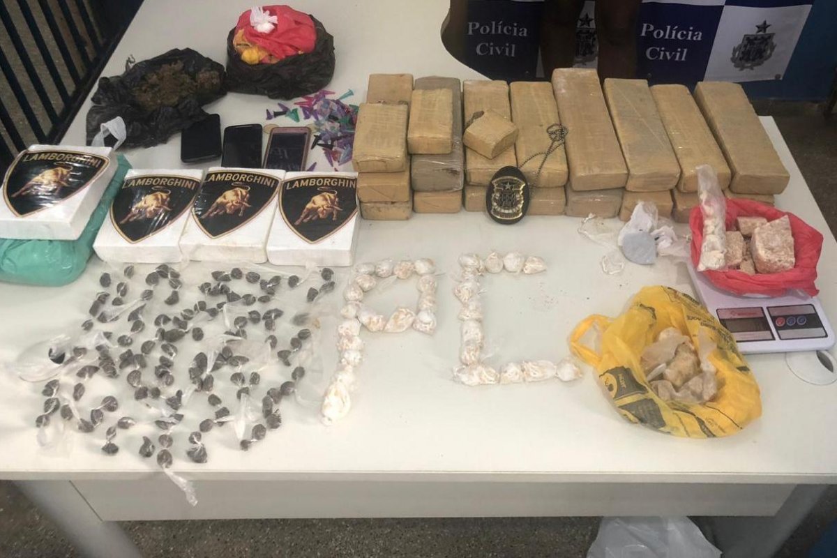 Depósito de drogas é localizado pela polícia em Ilhéus; suspeita de tráfico foi presa