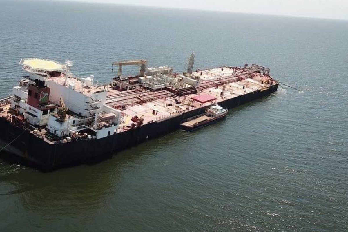 ONG alerta sobre embarcação de petróleo inclinado a mil quilômetros da costa brasileira