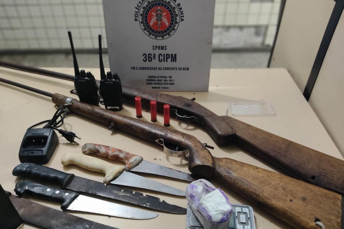 Suspeito de tráfico é preso com espingardas e drogas em Dias D'Ávila, na Bahia
