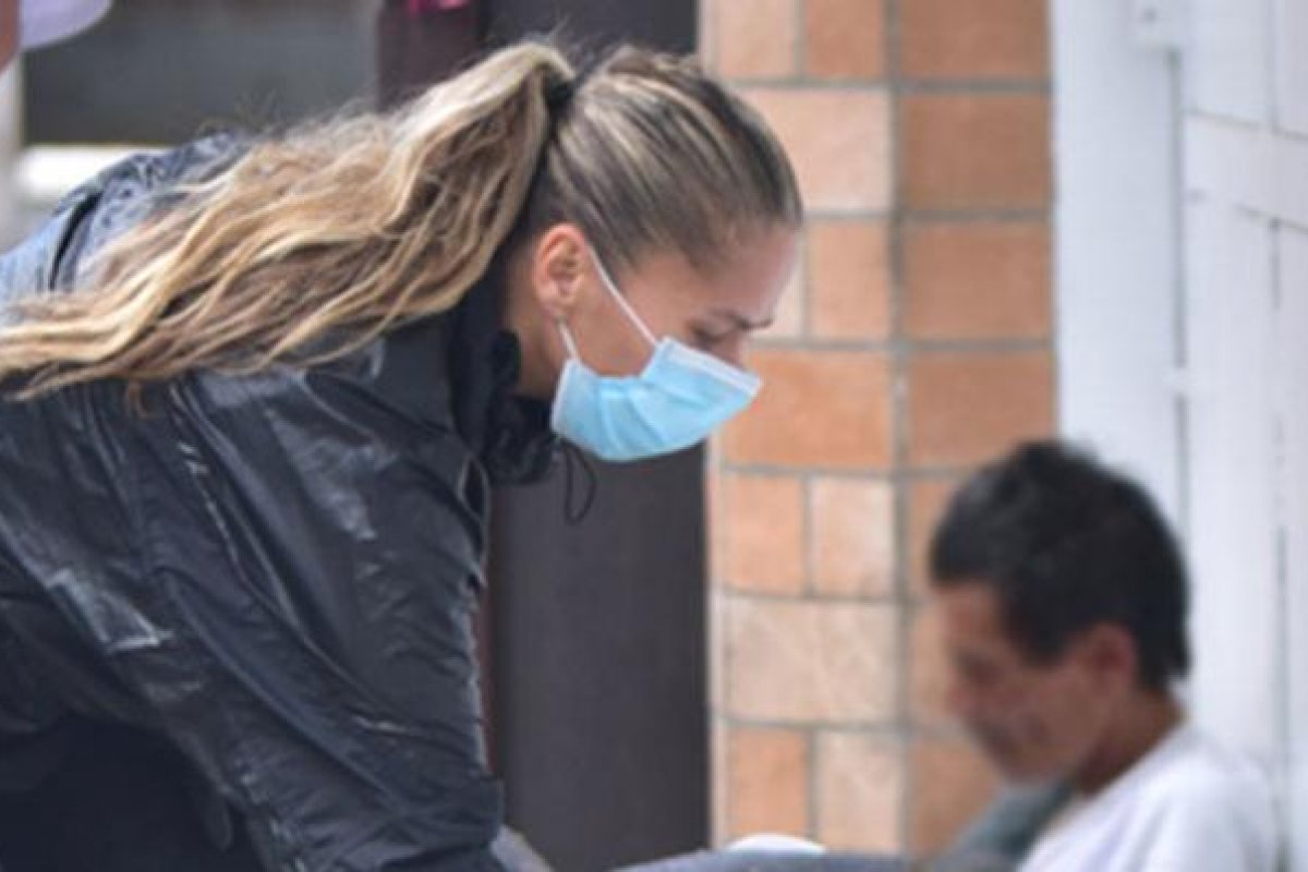 Adriane Galisteu entrega marmitas para pessoas que moram nas ruas de SP