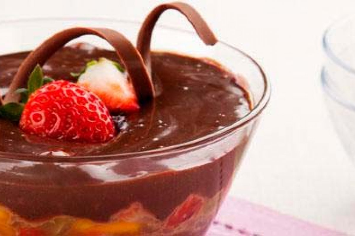 Que tal um escondidinho de brigadeiro e frutas?