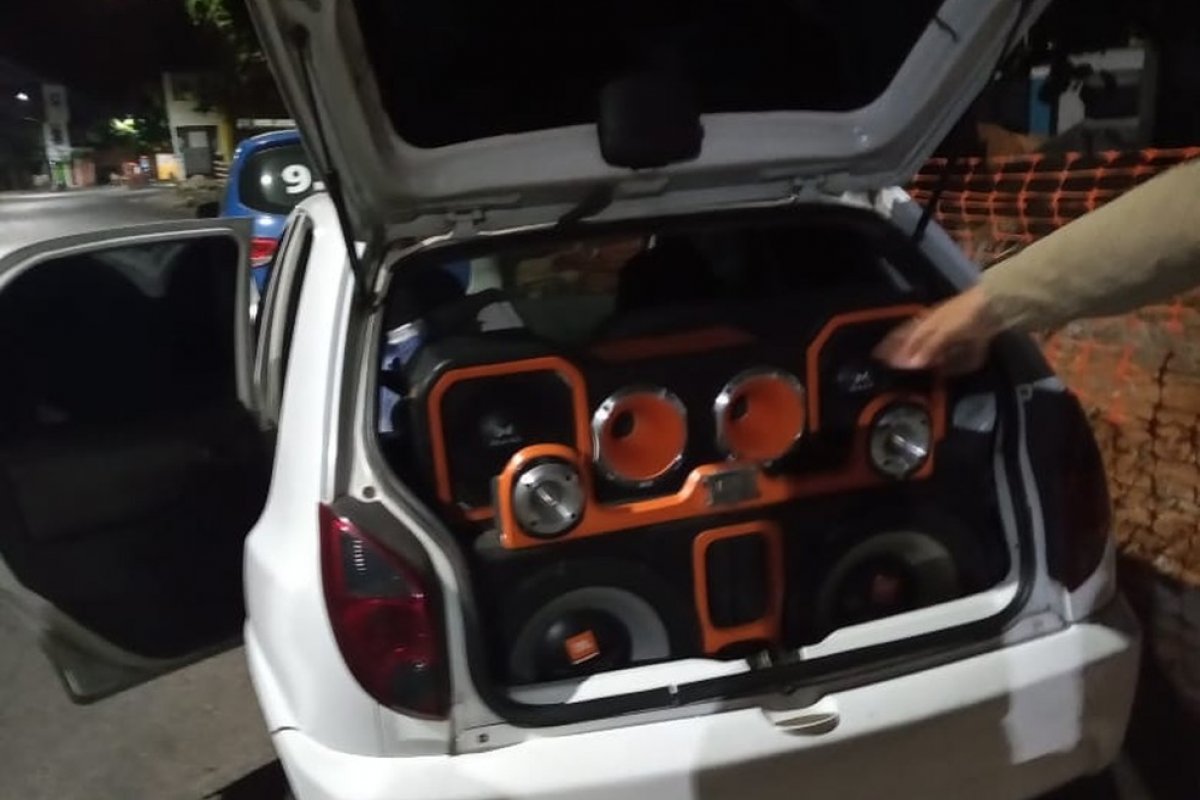 PM encerra festa 'paredão' com cerca de mil pessoas em Salvador